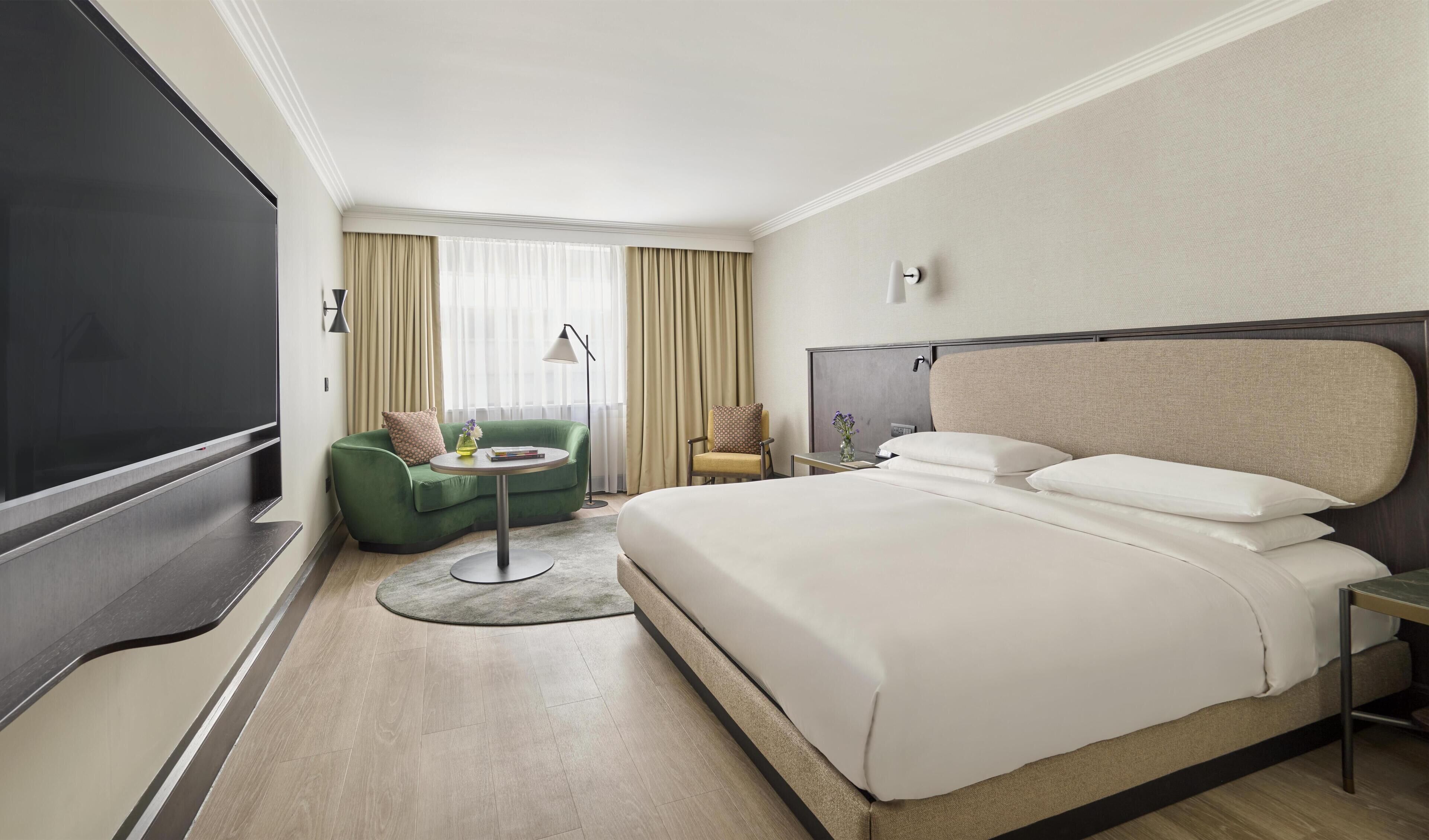 Seprai premium, minibar, brankas, dan ruang kerja ramah laptop