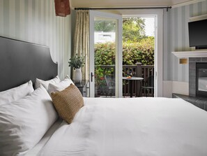 Premium bedding, down comforters, pillowtop beds, desk - Inn At Sonoma - A Four Sisters Inn (Sonoma)