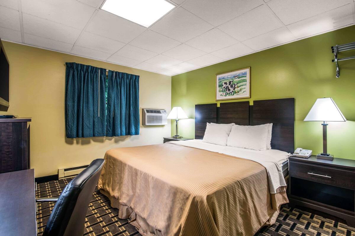Standard Room, 1 King Bed, Non Smoking | WiFi (free), bed sheets