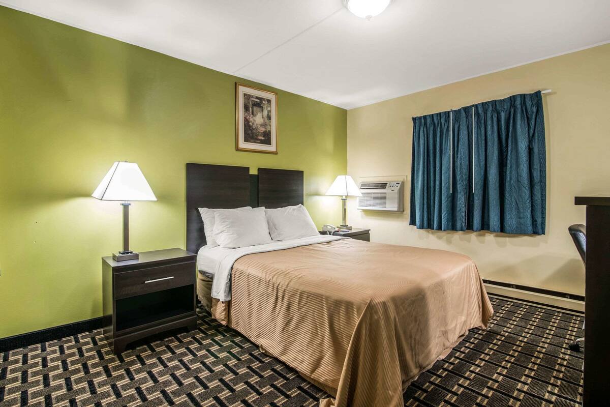 Standard Room, 1 Queen Bed, Non Smoking | WiFi (free), bed sheets