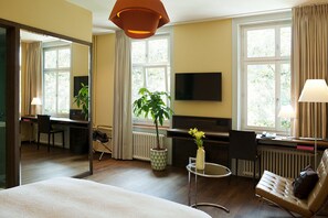 Deluxe Twin Room | Hypo-allergenic bedding, in-room safe, desk, blackout drapes - Design Hotel Plattenhof (Zürich)