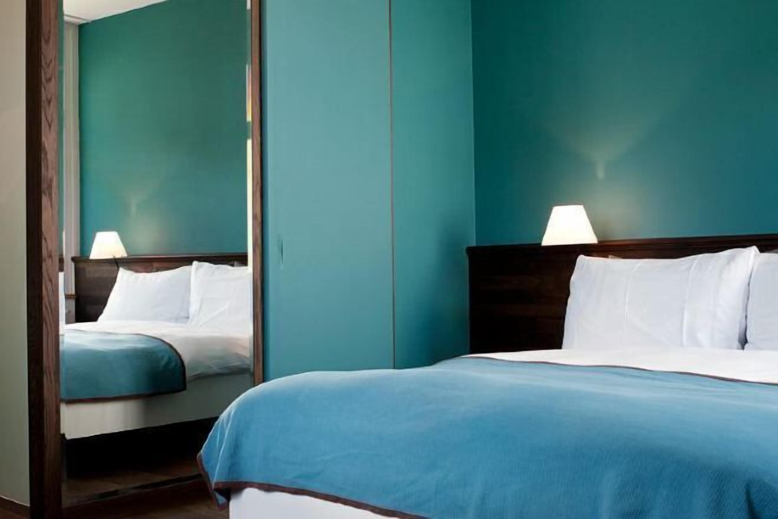 Literie hypoallergénique, coffres-forts dans les chambres, bureau