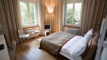 Hypo-allergenic bedding, in-room safe, desk, blackout curtains