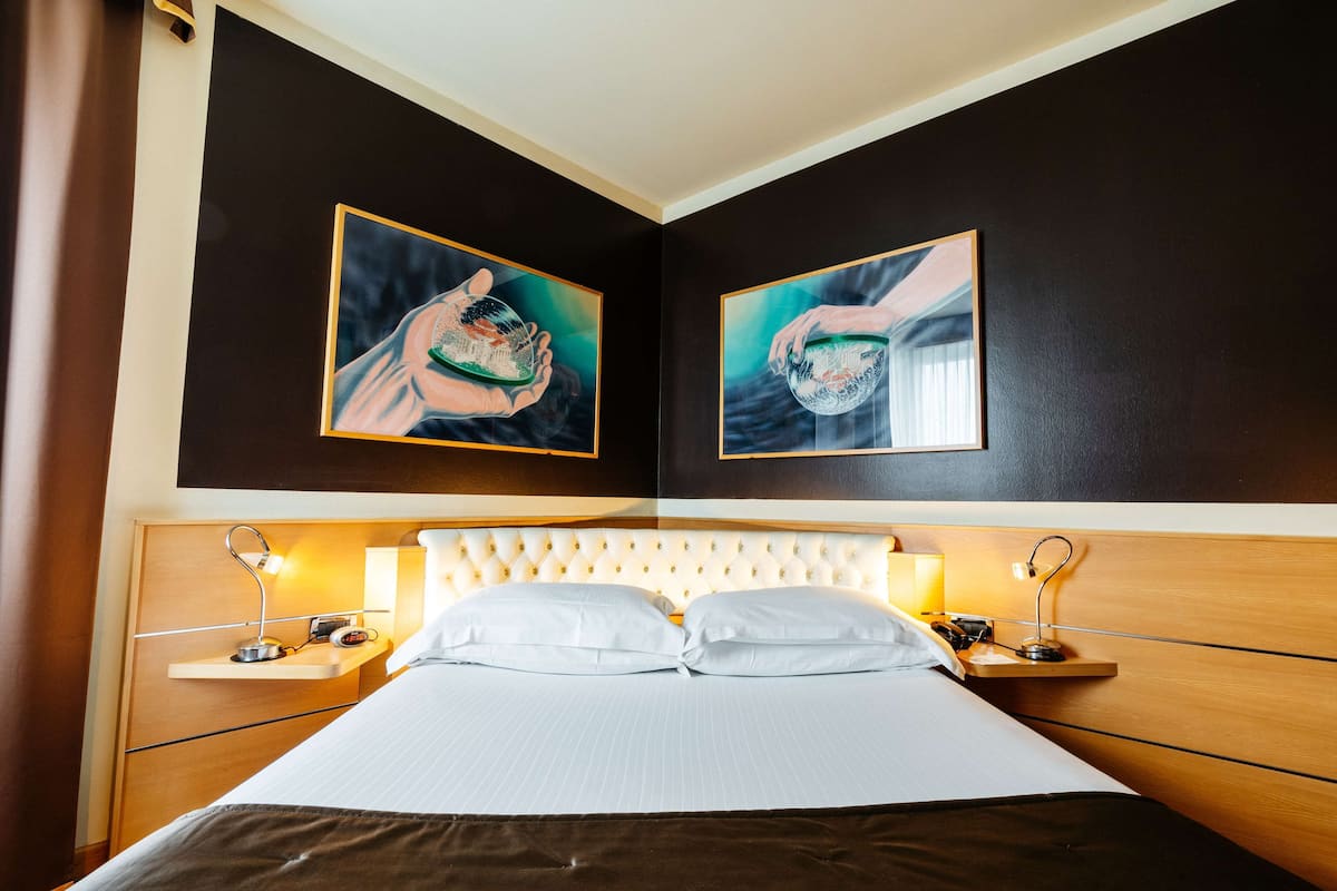 suite, 2 bedrooms, jetted tub | egyptian cotton sheets, premium bedding, down duvets, minibar