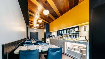 Desayuno buffet (EUR 9 por persona)