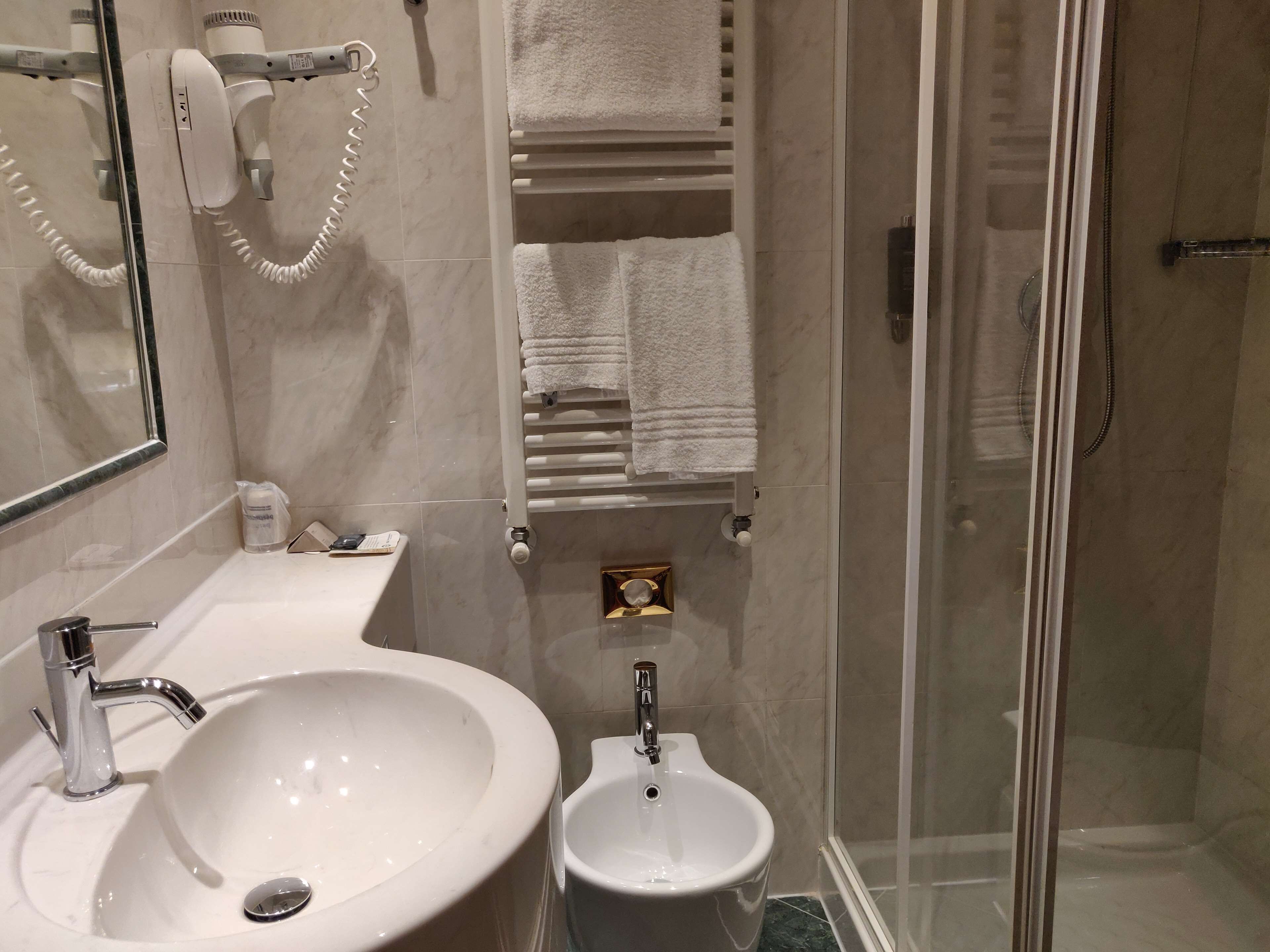 classic room, 1 single bed | bathroom | combined shower/bathtub, free toiletries, hair dryer, bathrobes