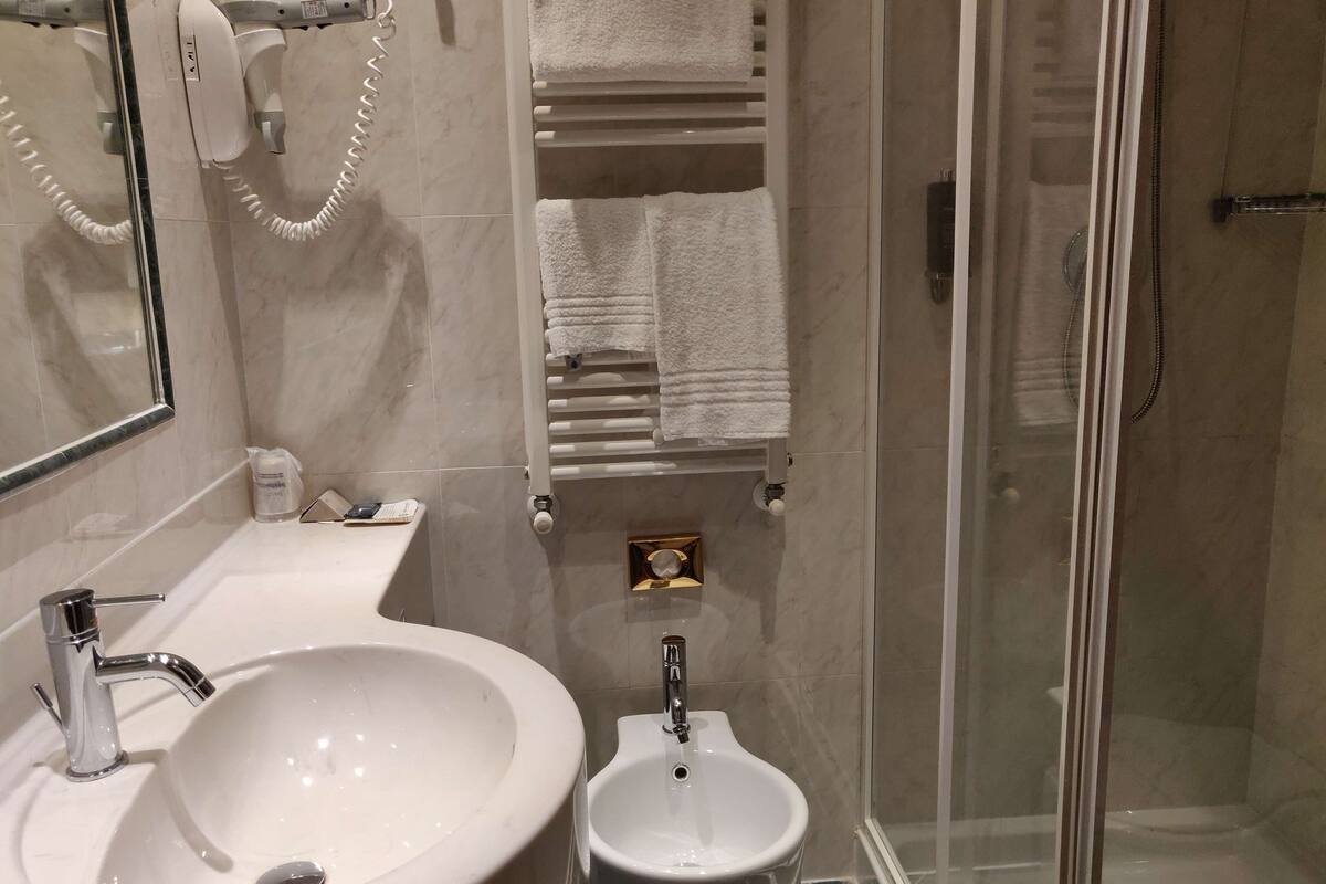 classic room, 1 single bed | bathroom | combined shower/bathtub, free toiletries, hair dryer, bathrobes