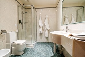 Combined shower/bathtub, free toiletries, hair dryer, bathrobes - Best Western Hotel Tre Torri (Altavilla Vicentina)