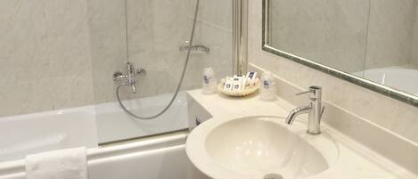Un baño con bañera, lavabo, ducha y balanza.