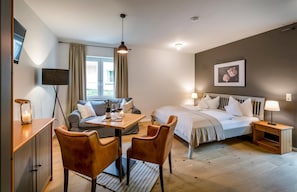 Comfort Double Room | Hypo-allergenic bedding, minibar, in-room safe, individually decorated - MANA LISA Boutiquehotel (Lauda)