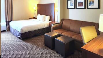 Suite, 1 kingsize bed met slaapbank, toegankelijk voor mindervaliden, niet-roken | Een bureau, een laptopwerkplek, verduisterende gordijnen