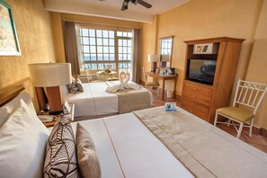 In-room safe, desk, laptop workspace, blackout curtains - Best Western Posada Freeman (Mazatlán)