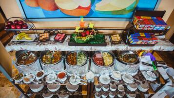 Una barra de buffet amb diversos plats i complements.