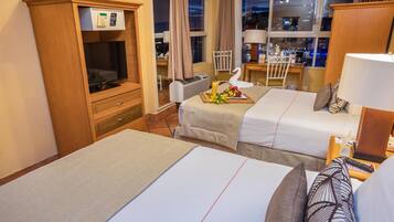 Caja de seguridad en la habitación y escritorio