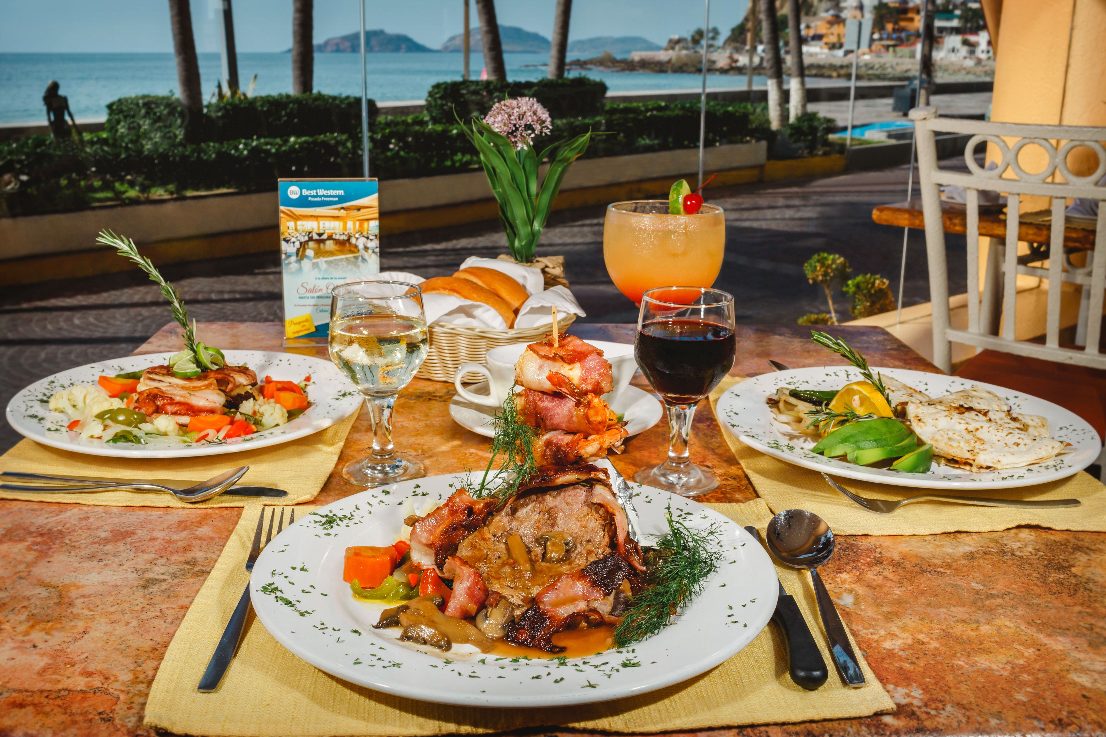 2 restaurantes; se sirven desayunos 