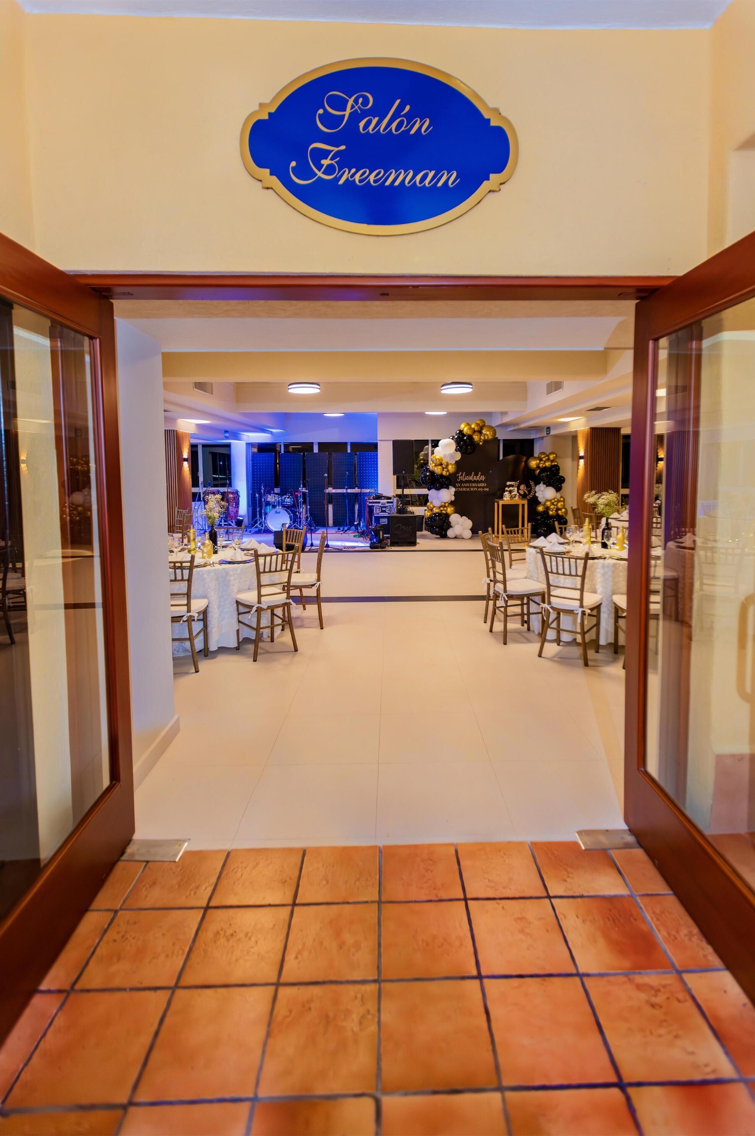 Entrada de hotel con un cartel que dice "Salón Freeman".