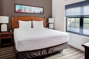 高級寢具、羽絨被、舒適加層、書桌