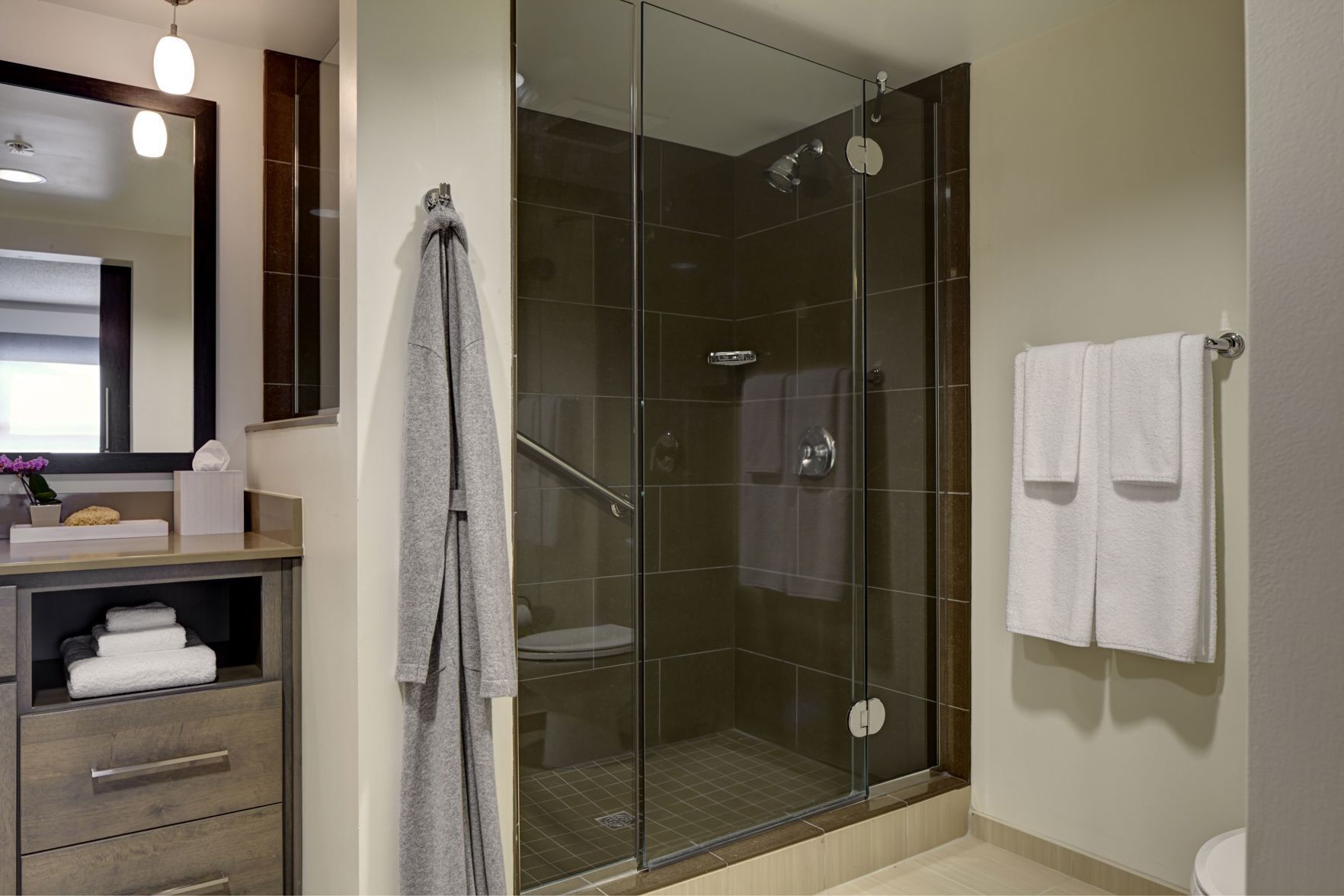 Bathroom | Combined shower/tub, designer toiletries, hair dryer, towels