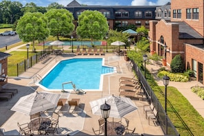Piscine extérieure en saison