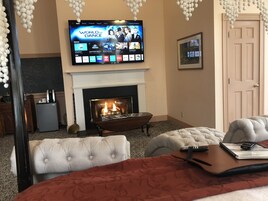 Deluxe Suite | Individually decorated, individually furnished, iron/ironing board