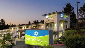 Een SureStay hotel met een bordje dat aangeeft dat het een Best Western is.