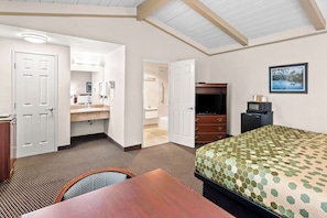 Escritorio, espacio para trabajar con laptop y cortinas blackout