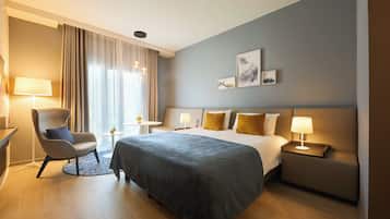 Standard Room | Minibar, in-room safe, soundproofing, iron/ironing board