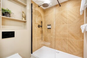 Junior Suite with Terrace | Bathroom | Bathtub, hair dryer, bathrobes, towels - Van der Valk Hotel Spa (Spa)