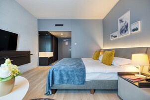 Junior Suite with Terrace | Frigobar, cofres nos quartos, quartos à prova de som