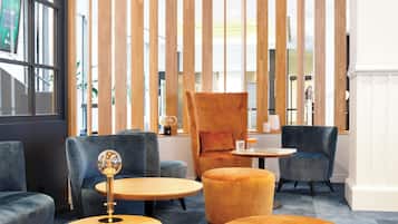 Serveert ontbijt, lunch en diner