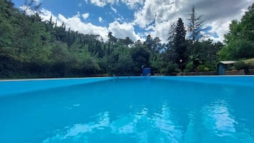 Una piscina al aire libre de temporada