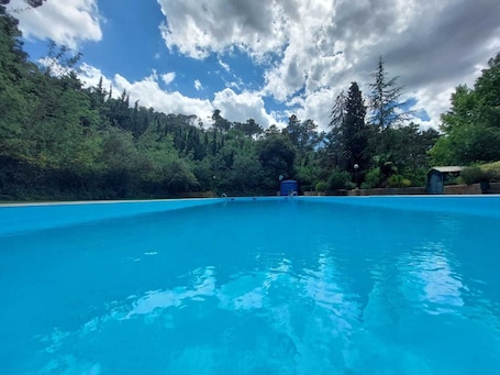 Una piscina al aire libre de temporada