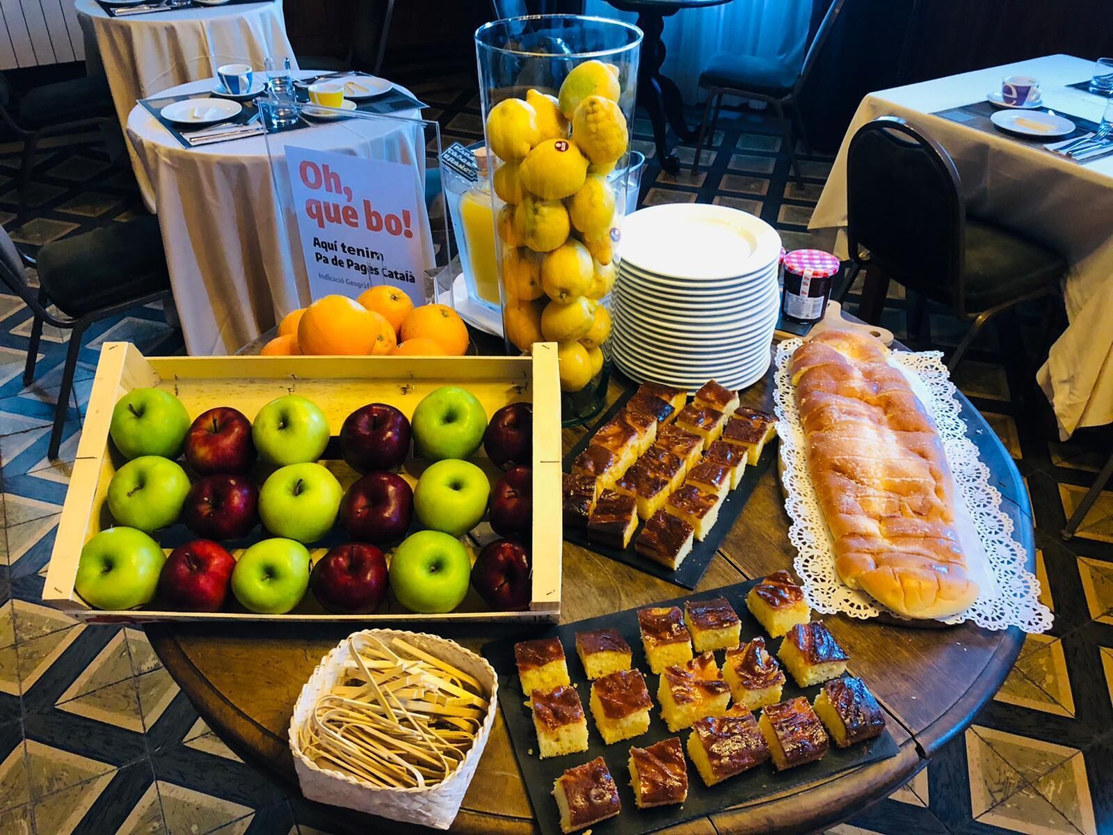 Petit déjeuner buffet (12 EUR par personne)