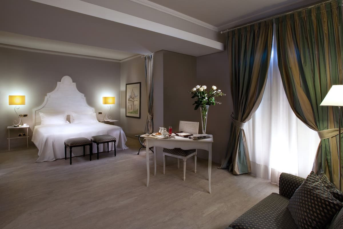Junior Suite | 1 bedroom, premium bedding, minibar, in-room safe