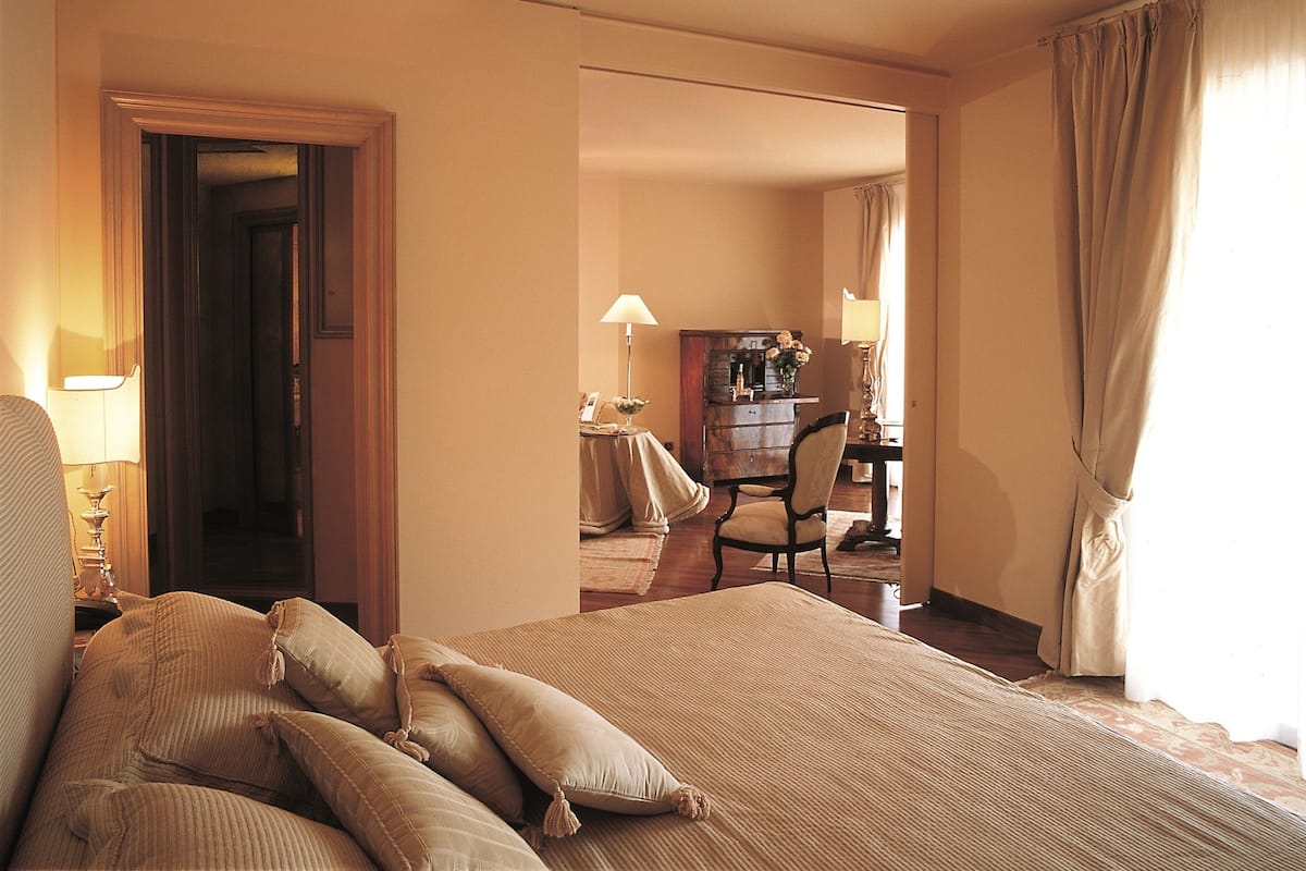 Suite Beige | 1 bedroom, premium bedding, minibar, in-room safe