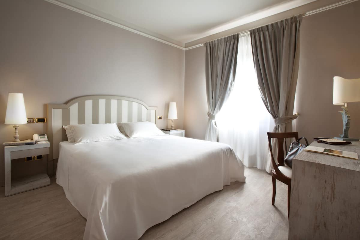 1 bedroom, premium bedding, minibar, in-room safe