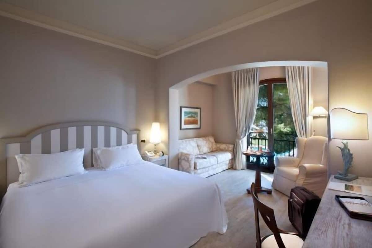 1 bedroom, premium bedding, minibar, in-room safe