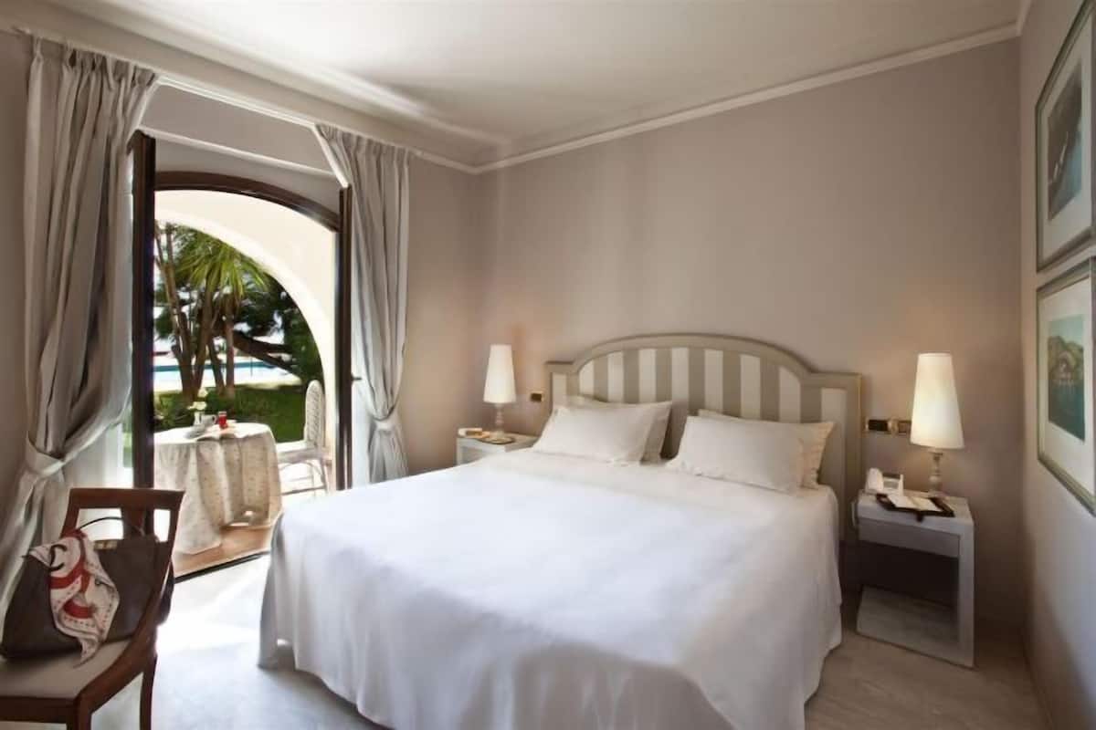 1 bedroom, premium bedding, minibar, in-room safe