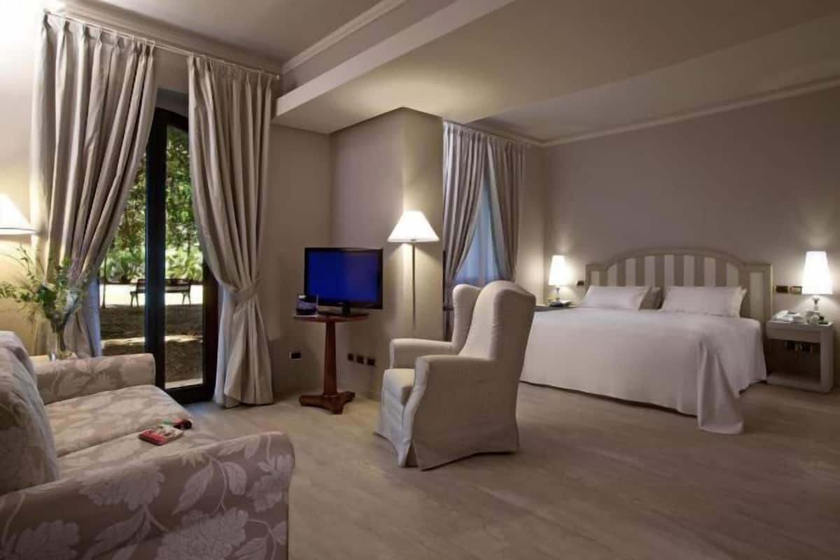 1 bedroom, premium bedding, minibar, in-room safe