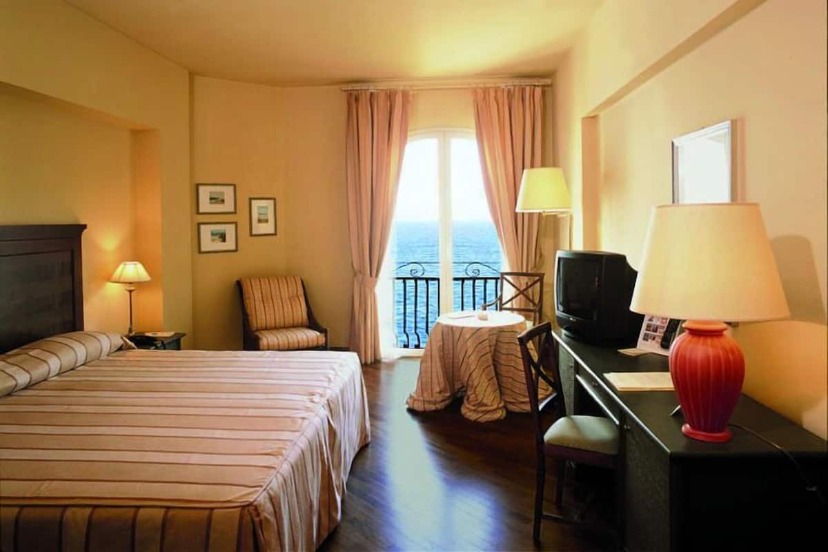 1 bedroom, premium bedding, minibar, in-room safe
