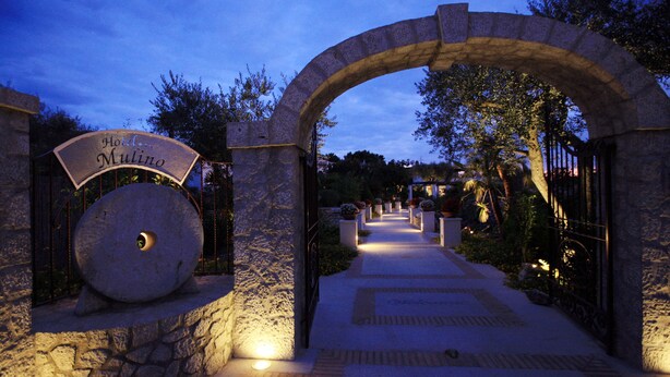 A stone archway leading to a hotel entrance with a sign reading "Hotel Mulino." - Hotel Al Mulino - Mediterranean Garden Retreat in AnaCapri (Anacapri)