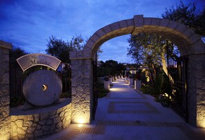A stone archway leading to a hotel entrance with a sign reading "Hotel Mulino." - Hotel Al Mulino - Mediterranean Garden Retreat in AnaCapri (Anacapri)