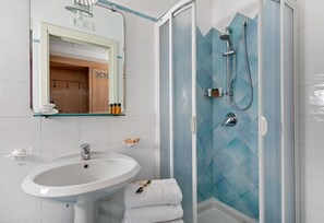 Shower, free toiletries, hair dryer, bidet - Hotel Al Mulino - Mediterranean Garden Retreat in AnaCapri (Anacapri)