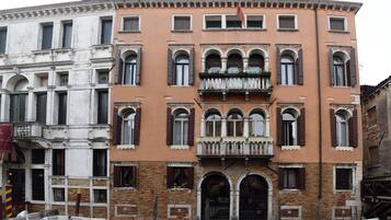 Vista frontal de la propiedad