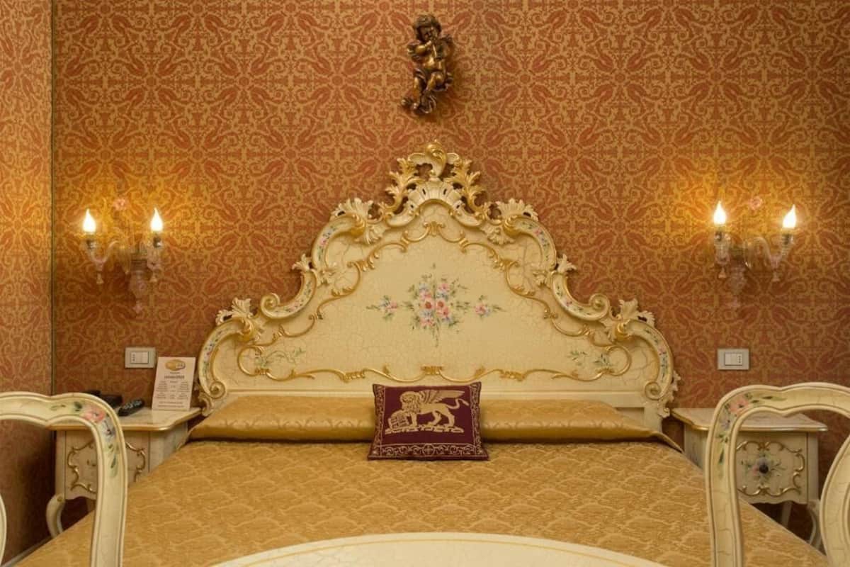 خزنة داخل الغرفة ومكتب وتجهيزات عازلة للصوت ومكواة/لوح كي