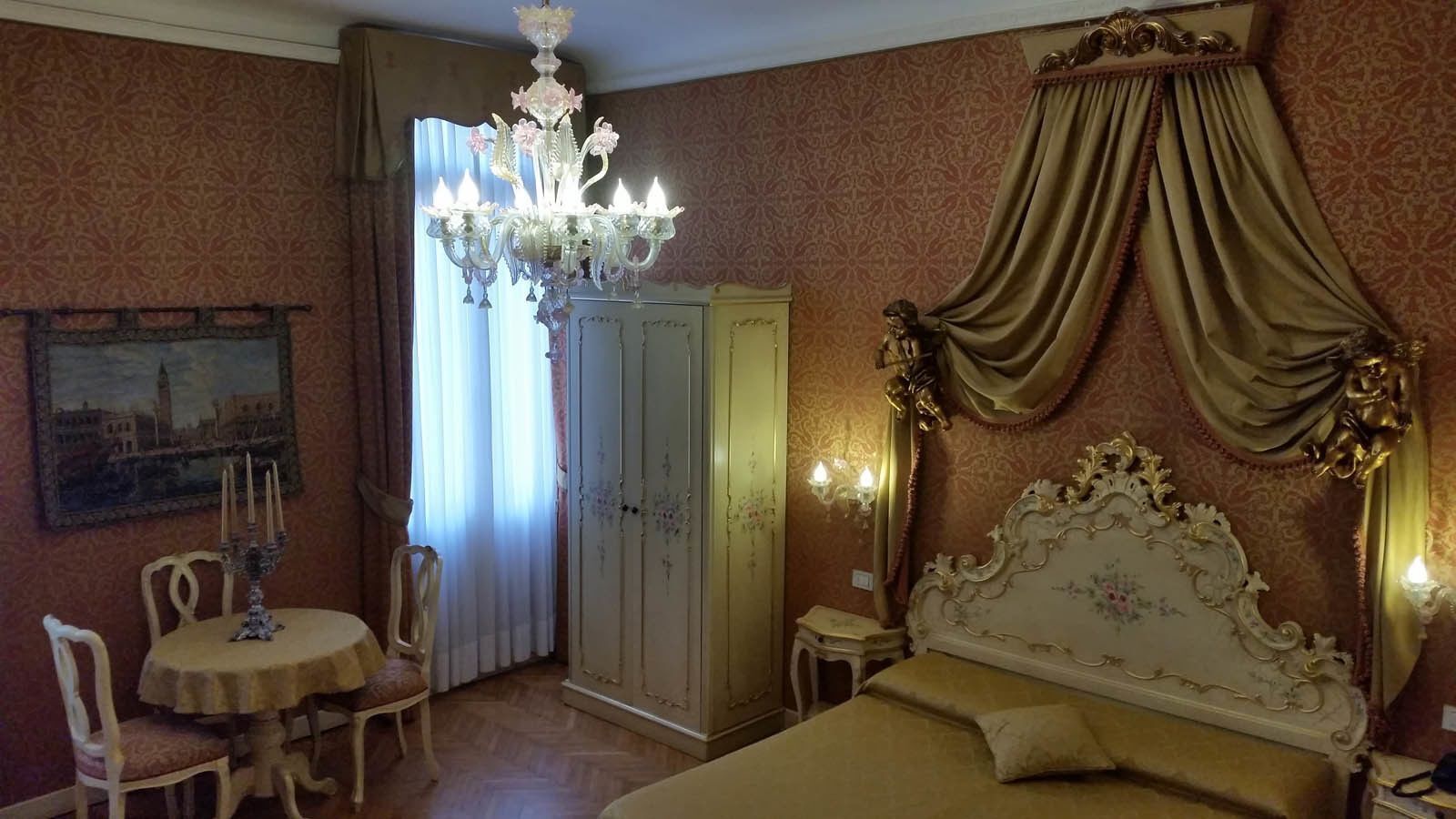 Coffres-forts dans les chambres, bureau, chambres insonorisées
