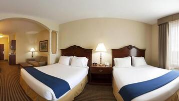 Caixa forta a l'habitació, escriptori i planxa i posts de planxar