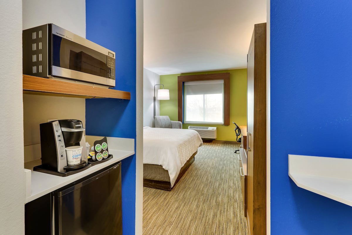 Standard Room, 1 King Bed | In-room safe, desk, iron/ironing board, cribs/infant beds