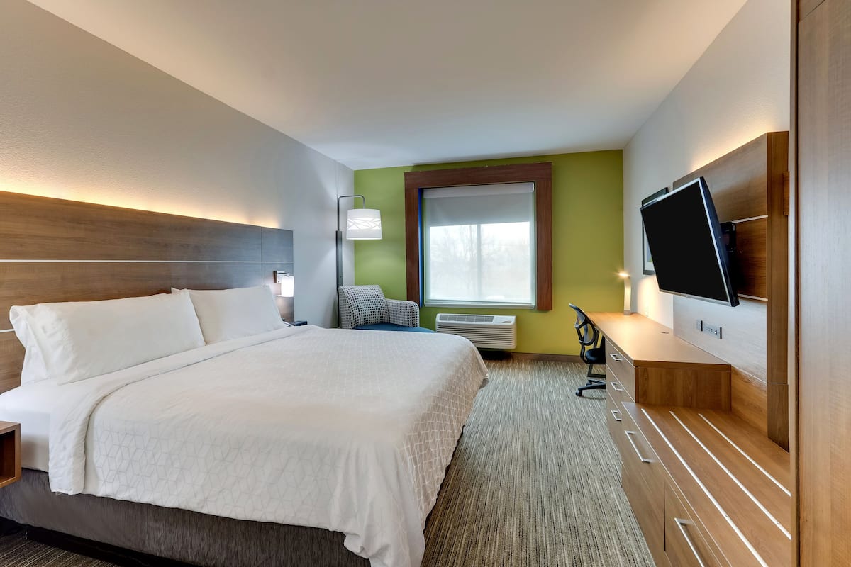 In-room safe, desk, iron/ironing board, cribs/infant beds