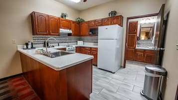 1 habitación, escritorio, tabla de planchar con plancha y wifi gratis